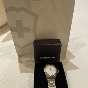 NWOT Wenger Two Tone Watch .
